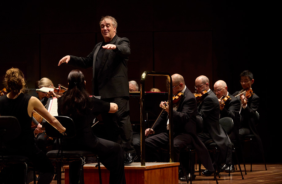 Jaime Martín conducts the Melbourne Symphony Orchestra (photograph by Laura Manariti)